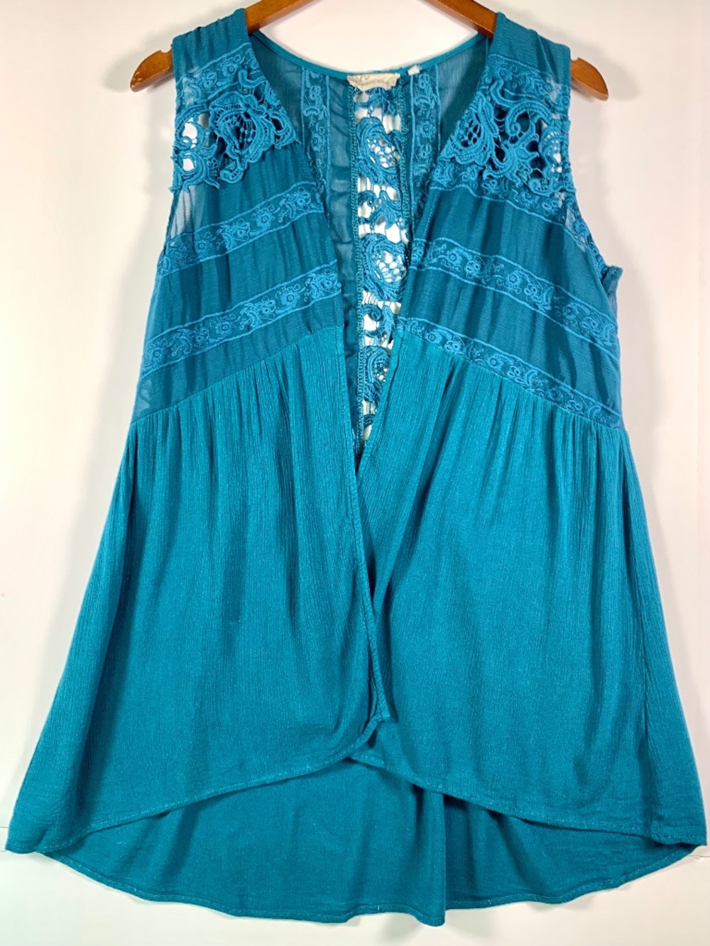 Boho chic top Teal blue sleeveless lace crochet open front flowy crinkled tunic